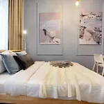 Elegant On Magheru Boulevard - The Art Of Living Simply *
