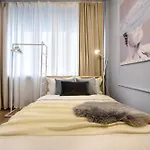 Elegant On Magheru Boulevard - The Art Of Living Simply Lägenhet Bukarest